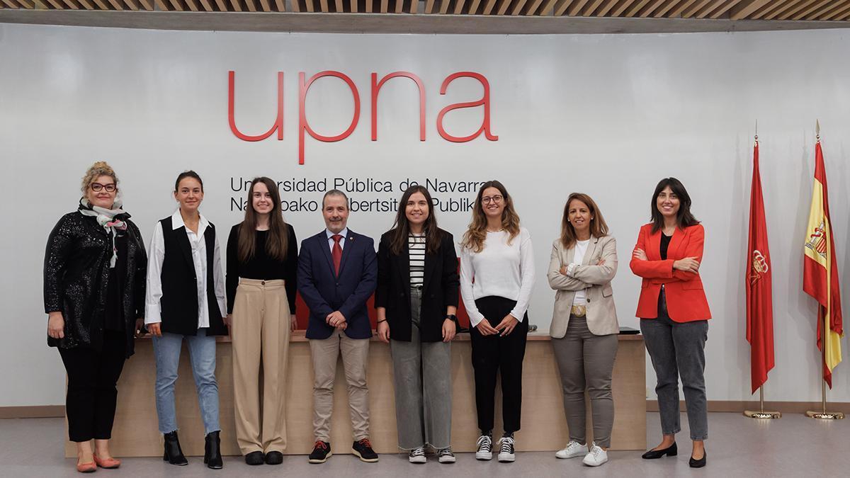 Finalistas, ganadora y jurado del premio del Grado en Enfermería. De izda. a dcha., Paula Escalada (jurado), Nerea Gurucharri y Elisabeth Marín (finalistas), Javier Fernández Montalvo (decano), Sara Martínez (finalista), Paula