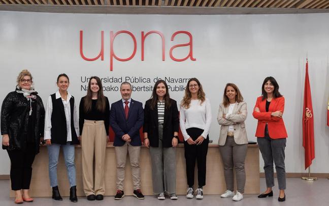 Finalistas, ganadora y jurado del premio del Grado en Enfermería. De izda. a dcha., Paula Escalada (jurado), Nerea Gurucharri y Elisabeth Marín (finalistas), Javier Fernández Montalvo (decano), Sara Martínez (finalista), Paula