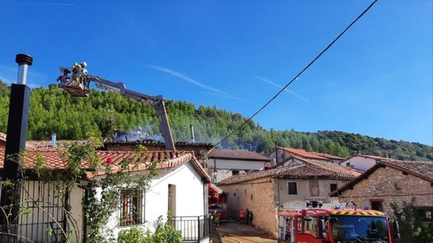 Incendio de un tejado en una vivienda de Portilla, en Zambrana.