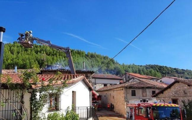 Incendio de un tejado en una vivienda de Portilla, en Zambrana.