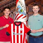 El presidente del Athletic Jon Uriarte junto a Ander Capa El presidente del Athletic Jon Uriarte junto a Ander Capa