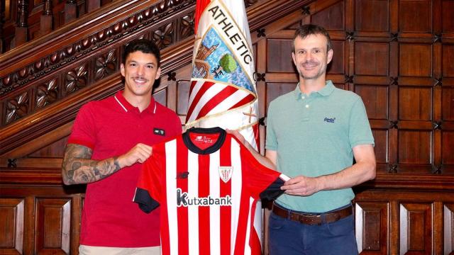 El presidente del Athletic Jon Uriarte junto a Ander Capa El presidente del Athletic Jon Uriarte junto a Ander Capa