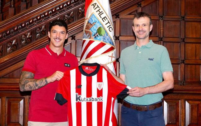 El presidente del Athletic Jon Uriarte junto a Ander Capa El presidente del Athletic Jon Uriarte junto a Ander Capa