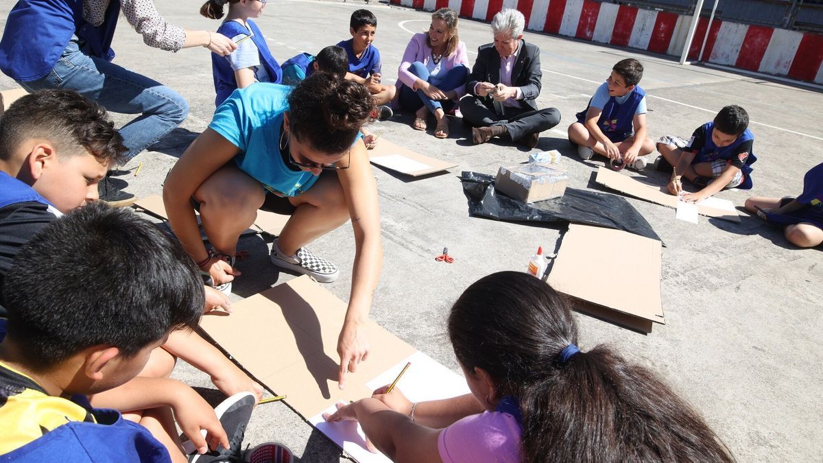 Los participantes de las colonias disfrutando de las actividades científicas