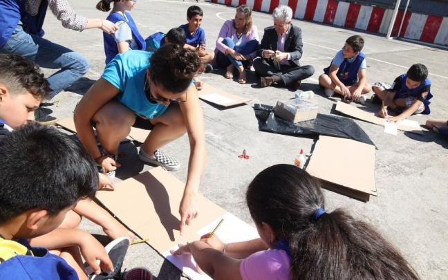 Los participantes de las colonias disfrutando de las actividades cient&iacute;ficas