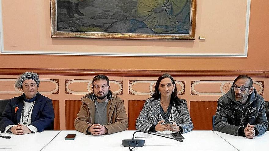 María Eugenia López, David Nuño, Miren Echeveste y Santi Jiménez, ayer en el Ayuntamiento. | FOTO: N.G.