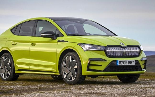 La declinación Coupé adopta una popa afilada para estilizar la silueta del Enyaq iV sin perder versatilidad.