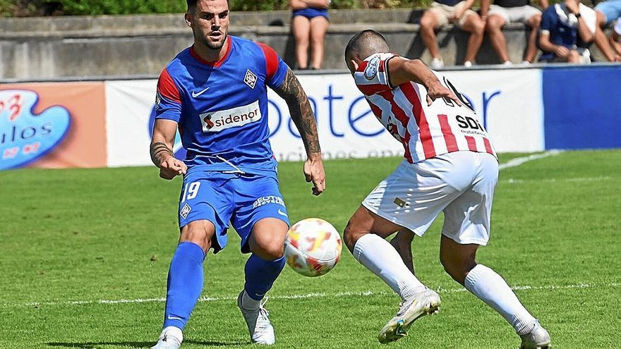 Eneko Jauregi, autor del segundo gol del Amorebieta, controla el balón ante un rival de la SD Logroñés.