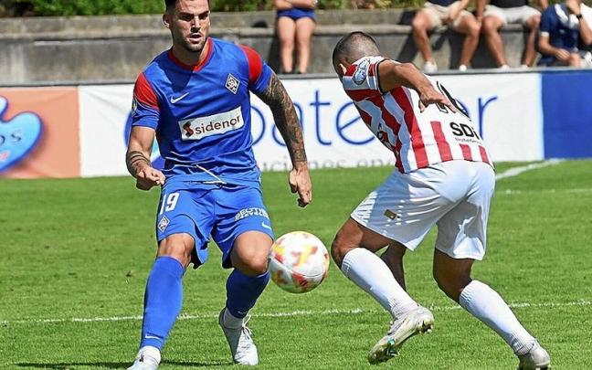Eneko Jauregi, autor del segundo gol del Amorebieta, controla el balón ante un rival de la SD Logroñés. Eneko Jauregi, autor del segundo gol del Amorebieta, controla el balón ante un rival de la SD Logroñés.