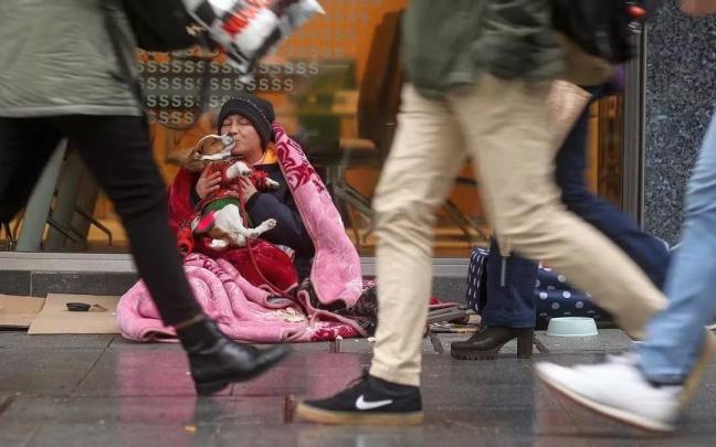 Daniela Lakuzna con su perrita Sonia frente al Banco Sabadell en Gran Vía. Daniela Lakuzna con su perrita Sonia frente al Banco Sabadell en Gran Vía.