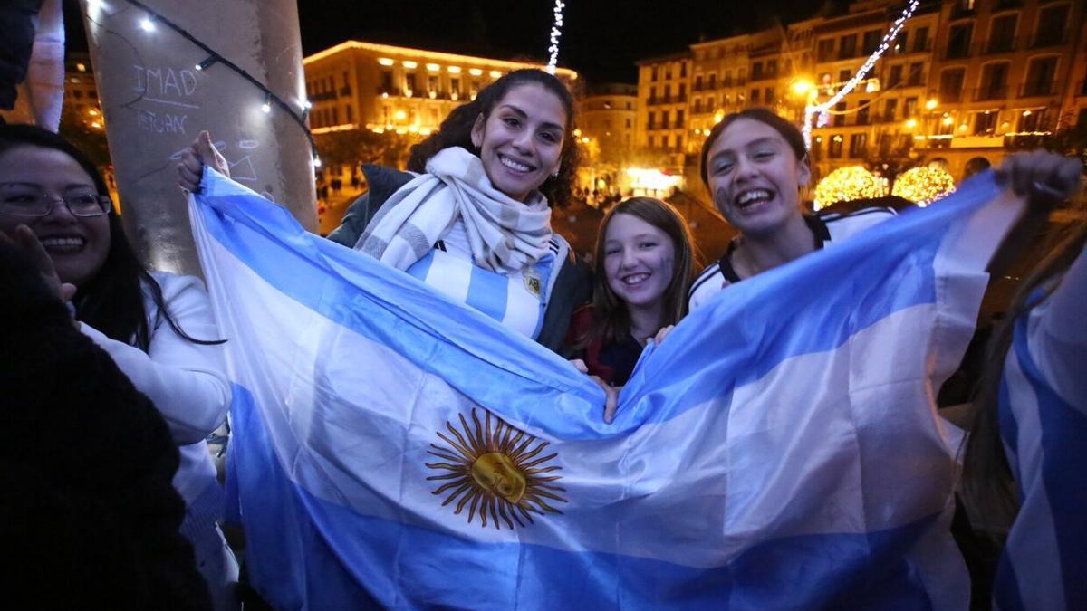 Seguidoras argentinas muestran una bandera de su país en la celebración de la victoria de su selección en el Mundial