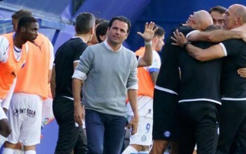 El cuerpo técnico del Alavés celebra la victoria