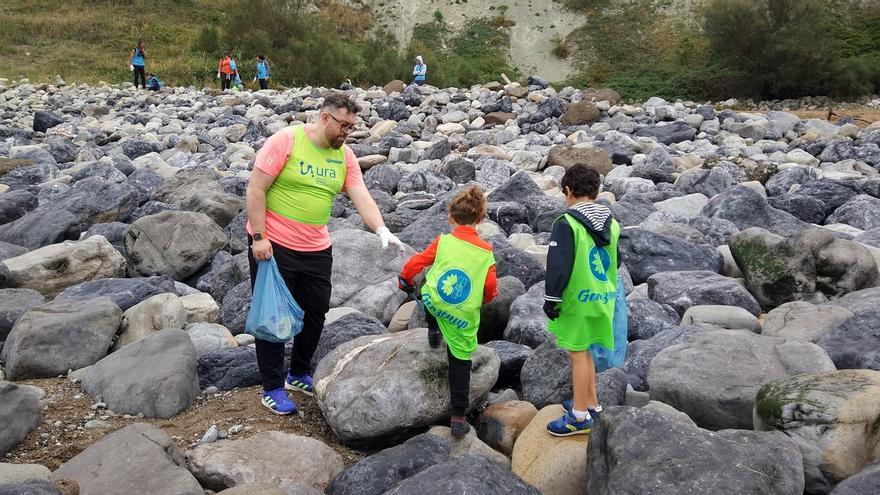 Cerca de 300 voluntarios retiran residuos y plásticos de la playa de Arrigunaga