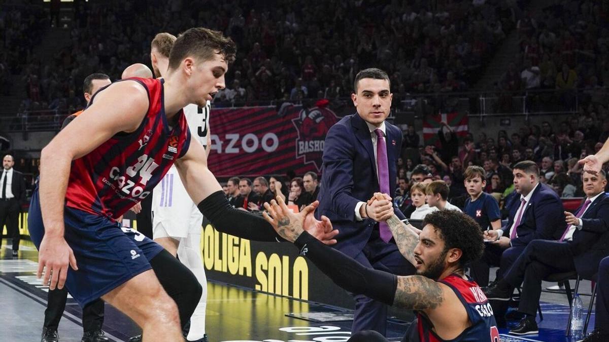 Hommes ayuda a Howard a levantarse del suelo en un partido