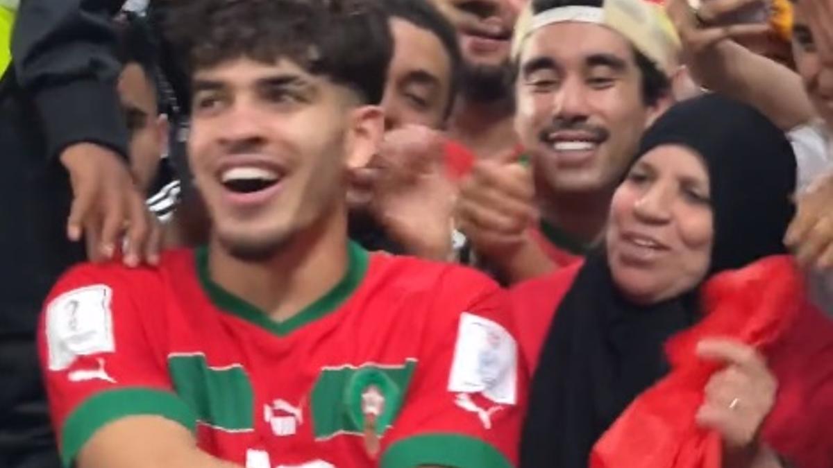 Emocionante abrazo de Abde a su madre tras la victoria de Marruecos