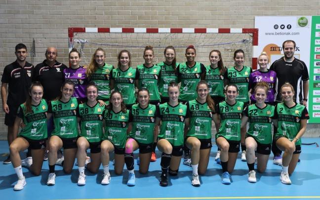 Las jugadoras y el cuerpo t&eacute;cnico del Gurpea Beti Onak.