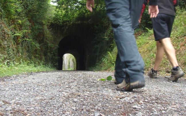 Gente paseando por el monte