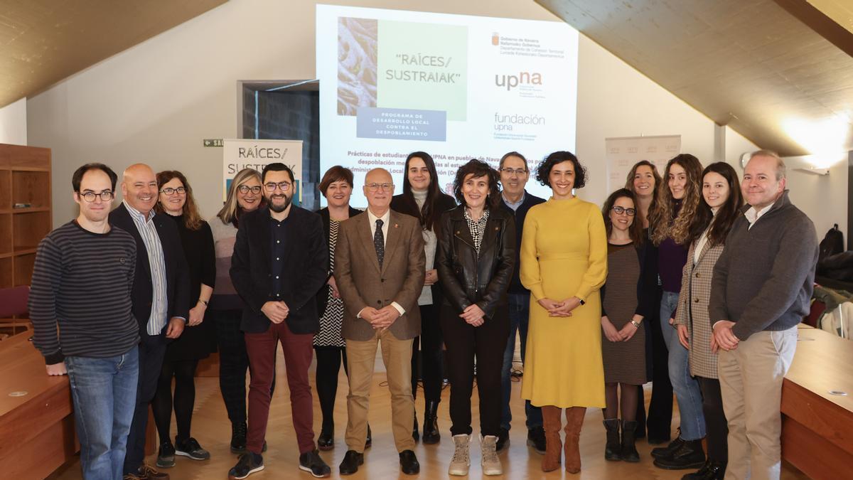 Bernardo Ciriza, Cristina Bayona, Jesús Mari Rodríguez y Josune Pascual, acompañados por alumnado y entidades participantes en el programa