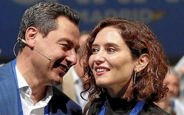 Juanma Moreno e Isabel Díaz Ayuso comparten impresiones en un acto del partido. Juanma Moreno e Isabel Díaz Ayuso comparten impresiones en un acto del partido.