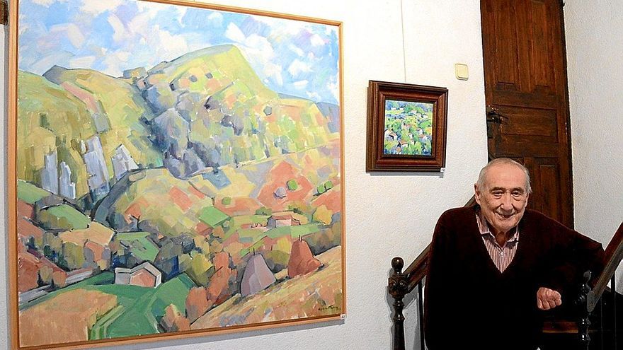 El autor, con una de sus obras