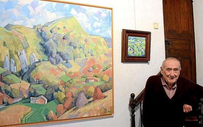 El autor, con una de sus obras