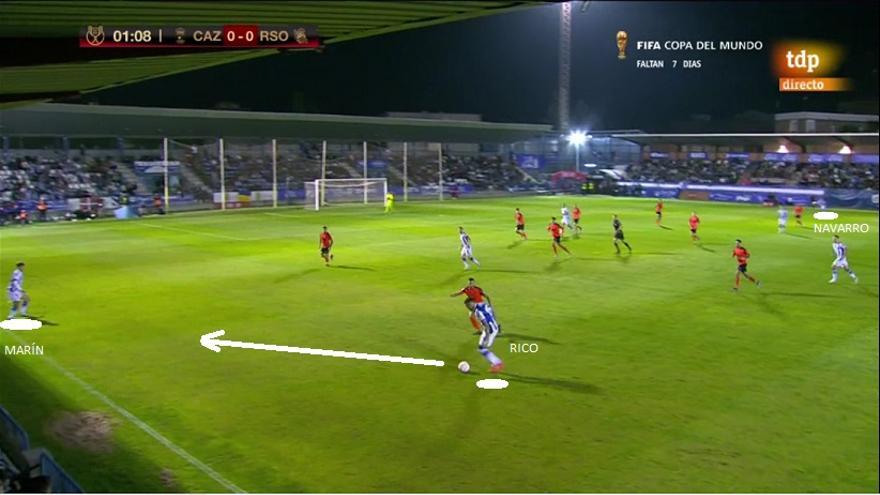 El 0-1 de Robert Navarro nace de esta situación, con el goleador alejado del balón, pero cumpliendo con su función de dar amplitud al campo. Recibe Marín muy escorado en el lado opuesto y la Real, tras hundir al Cazalegas, consigue cambiar la jugada de izquierda a derecha.