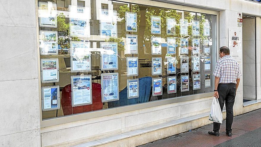 Un hombre mira los viajes disponibles para este verano en el escaparate de una agencia de la capital alavesa. Las vacaciones de sol y playa son las más demandadas.