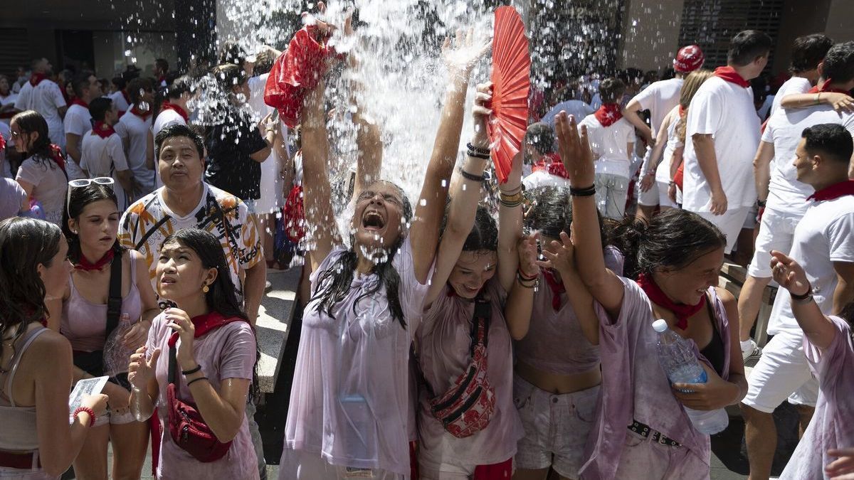 Una cuadrilla de Tudela, refresc&aacute;ndose este domingo pasado, despu&eacute;s del cohete