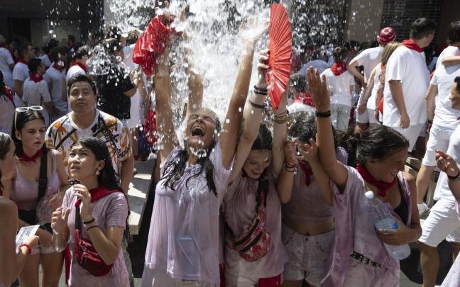 Una cuadrilla de Tudela, refresc&aacute;ndose este domingo pasado, despu&eacute;s del cohete