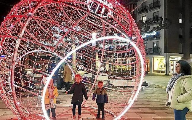La esfera gigante acapar&oacute; la atenci&oacute;n de los beasaindarras. | FOTO: E.C.A.