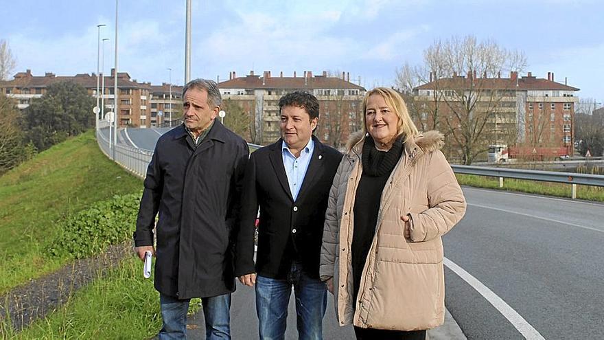 Presentación de la obra de la nueva variante de Zarautz celebrada ayer en el puente de Frantsesbidea. | FOTO: N.G.