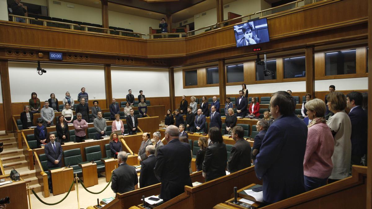 El Parlamento Vasco rinde homenaje a los cuatro parlamentarios que fueron asesinados por ETA y por los GAL.
