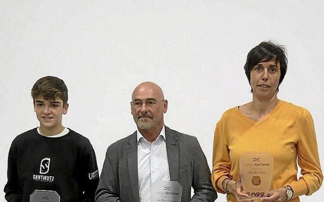 Vesga, Paternain y Sastre, con sus galardones.