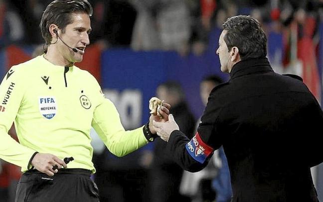 Munuera Montero entrega el bocadillo a Pedro Arozarena.