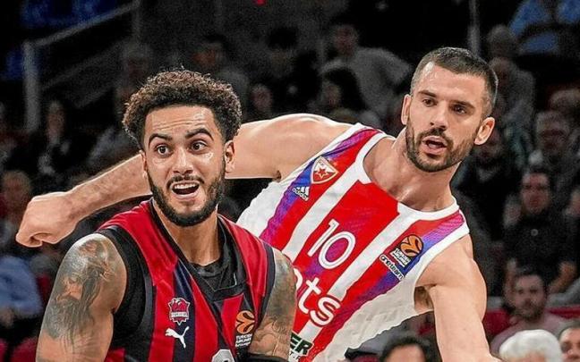 Howard, que volvió a dejar muestras de su incandescencia anotadora, deja atrás a Lazic en un momento del encuentro de ayer.