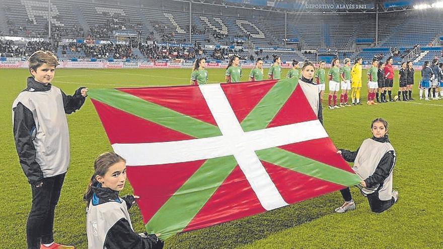 Nerea Eizagirre se dispone a marcar el gol.