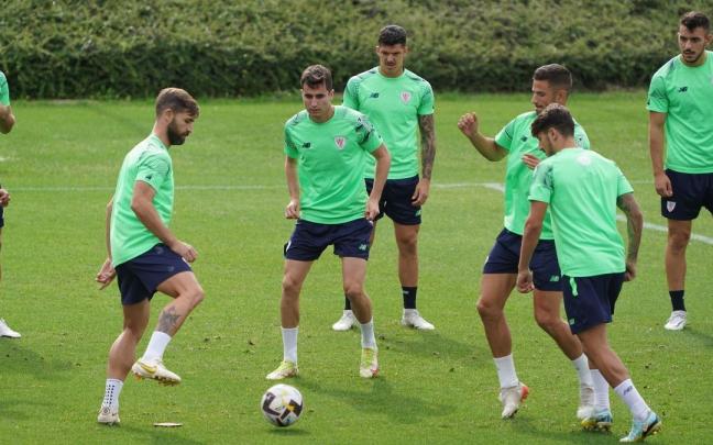 Yeray Álvarez se ejercita en Lezama junto a varios de sus compañeros Yeray Álvarez se ejercita en Lezama junto a varios de sus compañeros