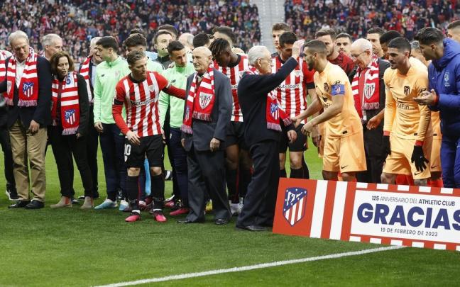 Foto de familia de los dos equipos, con los veteranos, antes de comenzar el partido.