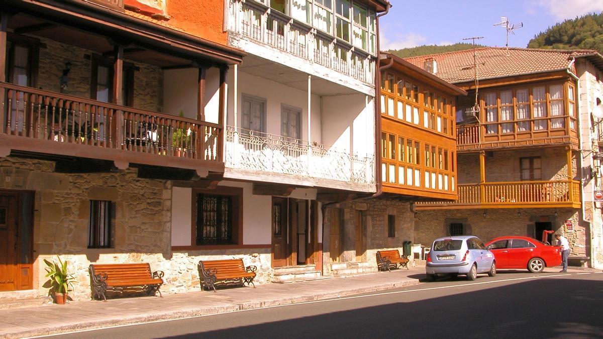 El casco de Lanestosa, una de las dos villas encartadas, conserva su esencia.