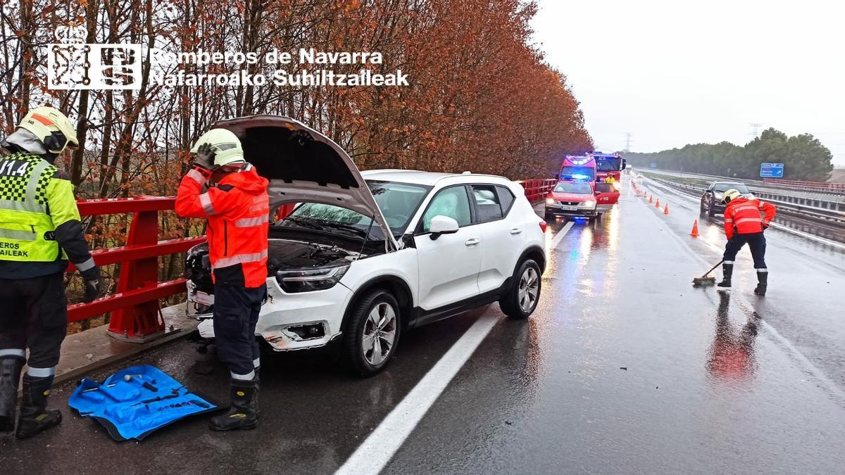Los bomberos limpian la vía tras el accidente
