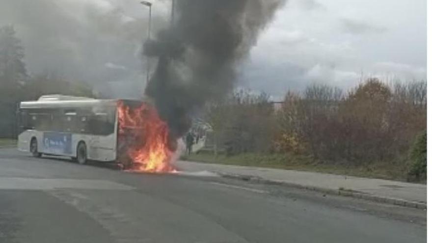 El autobús ardiendo en Vitoria