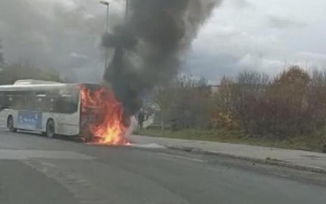El autobús ardiendo en Vitoria