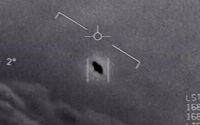 En una imagen de un video de 2015, se ve un objeto inexplicable en el centro mientras se eleva entre las nubes, viajando contra el viento. En una imagen de un video de 2015, se ve un objeto inexplicable en el centro mientras se eleva entre las nubes, viajando contra el viento.