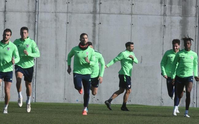 Iñigo Martínez, en el centro, se ejercita con sus compañeros en el retorno a la dinámica de grupo después de tres meses lesionado.