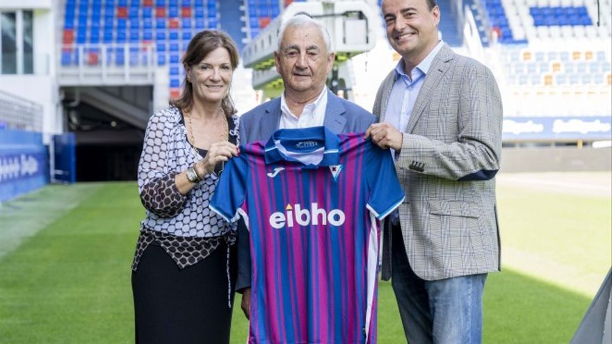 La presidenta del Eibar, Amaia Gorostiza, junto a Anastasio Sacedo, fundador de Eibho, y Asier Sacedo, CEO de la empresa