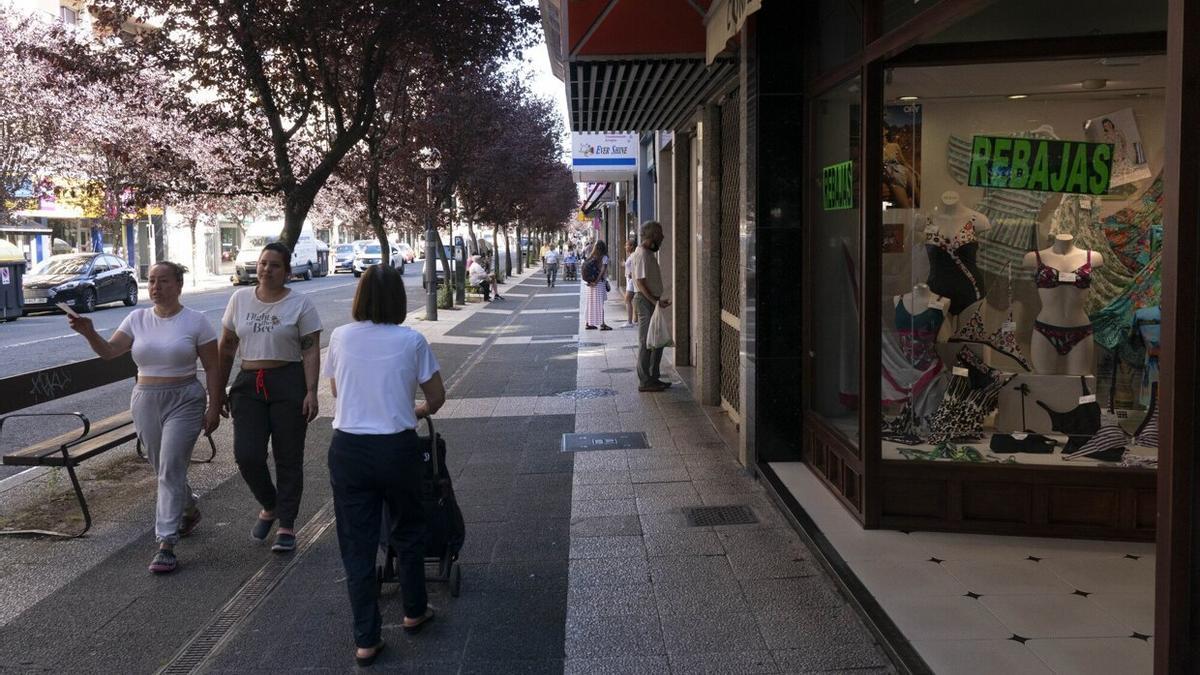 Comercio con el cartel de rebajas en la calle Gorbea de la capital alavesa