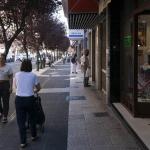 Comercio con el cartel de rebajas en la calle Gorbea de la capital alavesa