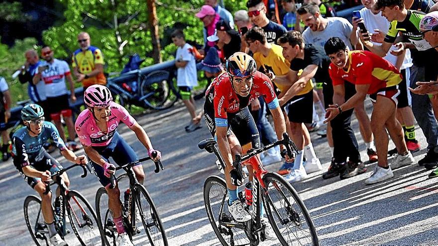 Mikel Landa, durante el pasado Giro de Italia, por delante de Richard Carapaz y Jai Hindley.