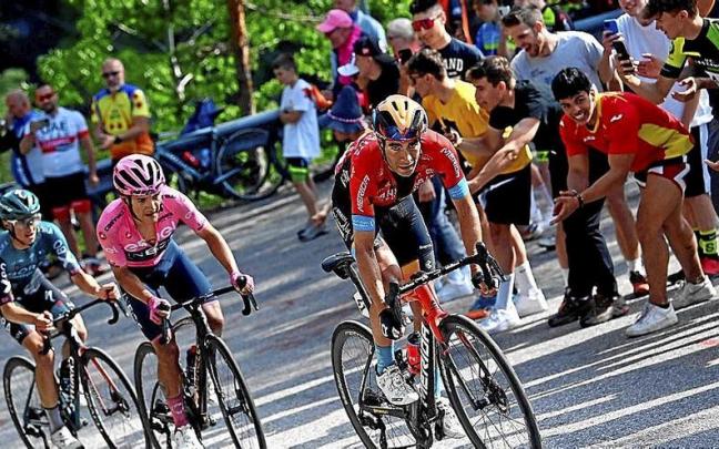 Mikel Landa, durante el pasado Giro de Italia, por delante de Richard Carapaz y Jai Hindley. Mikel Landa, durante el pasado Giro de Italia, por delante de Richard Carapaz y Jai Hindley.