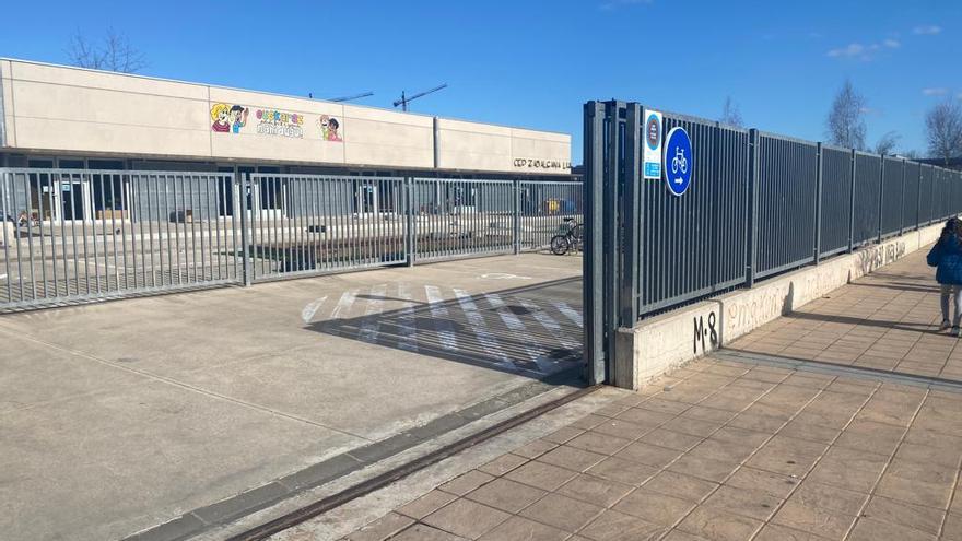 Zona de aparcabicis en la escuela pública de Zabalgana.